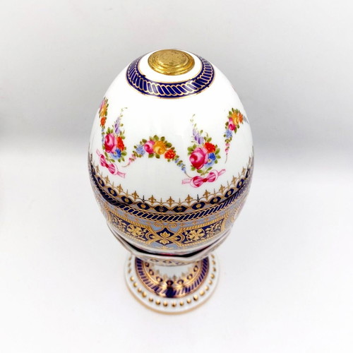 The Regal Collection porcelain decorative egg used with base