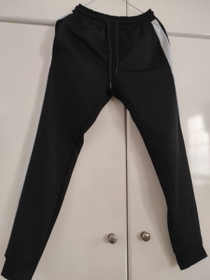 Παντελόνι φόρμας Pull & Bear No 30/S σαν καινούργιο, μαύρο και άσπρο