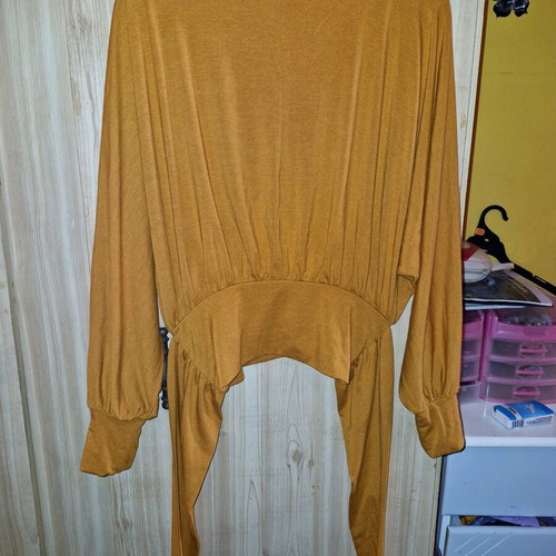 Long-sleeve mustard blouse size L like new