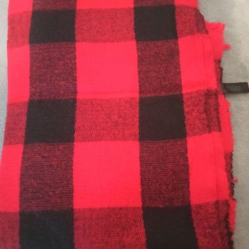 Red checked scarf like new, long and wide, very soft and warm