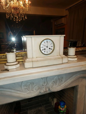 Onyx French clock like new, tabletop for fireplace or office