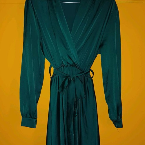 Elegant green evening dress new with long sleeves