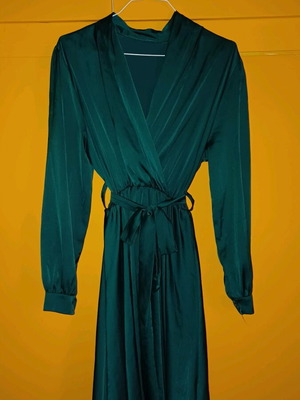 Elegant green evening dress new with long sleeves