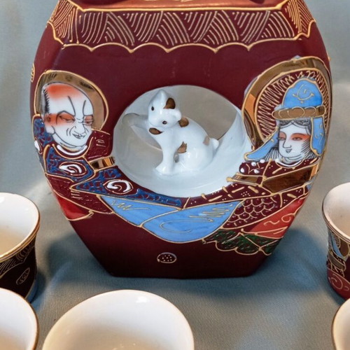 Japanese Kutani Style Sake Set with 6 Cups and Decorative Bottle like new