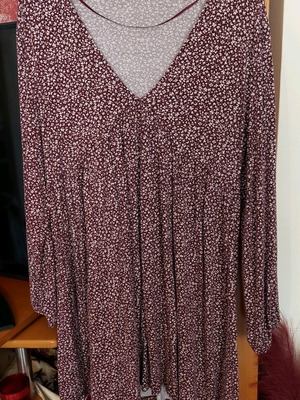 Floral Mini Dress Pull&Bear burgundy like new, V-Neck