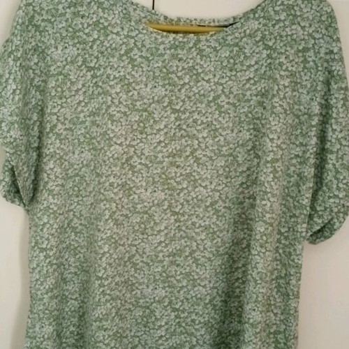 Shein women's top like new, green with small flowers, size XXL