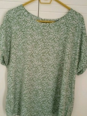 Shein women's top like new, green with small flowers, size XXL