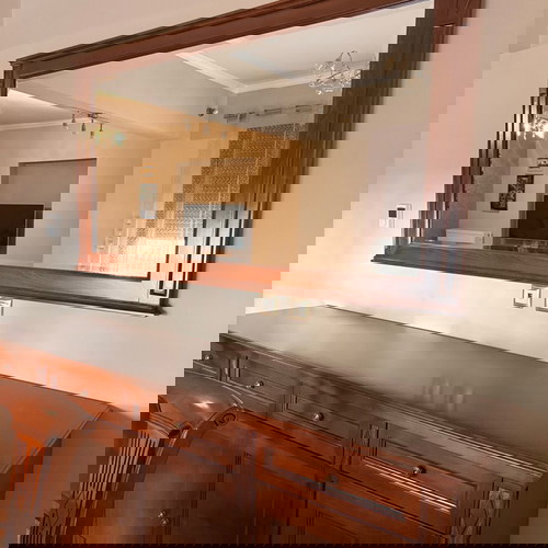 Τραπεζαρία με μπουφέ και καθρέφτη σαν καινούργια