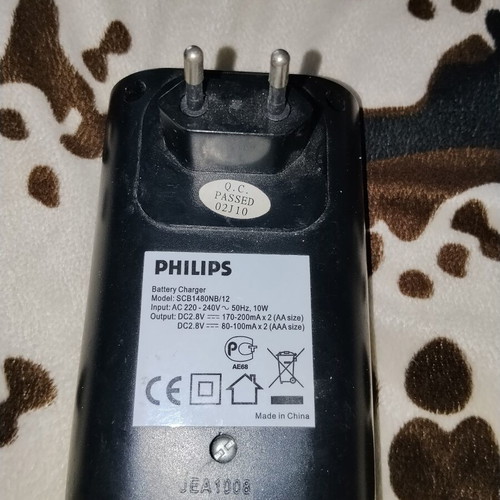 Philips SCB1480NB/12 universal battery charger