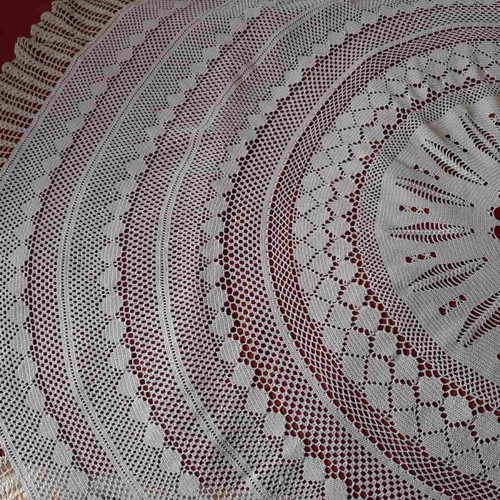 Round knitted tablecloth like new, 2 meters diameter