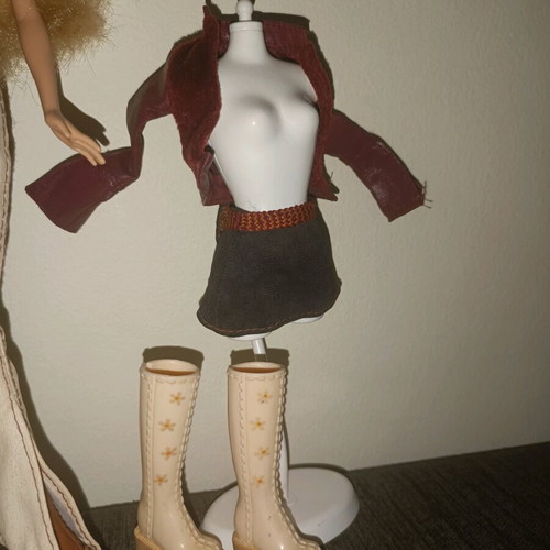 My Scene Kennedy 1st Wave used, complete with 2 outfits and accessories