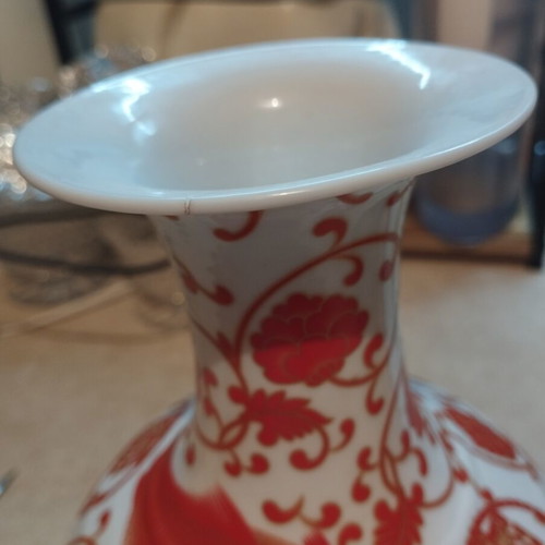 Chinese porcelain vase like new, medium size, high quality