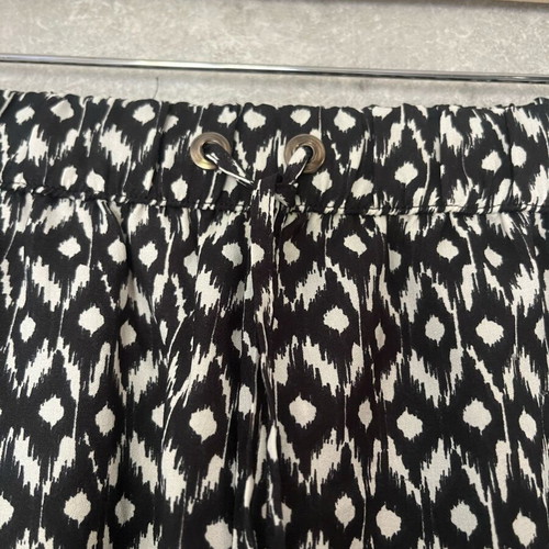 Zara women's short low-rise shorts XS like new, black and white
