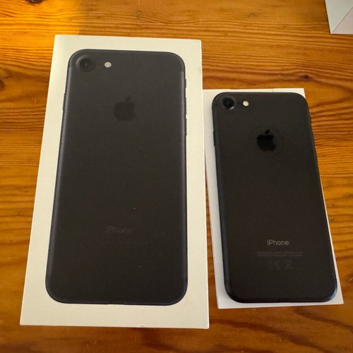 iPhone 7 used, 32GB, black with green silicone case