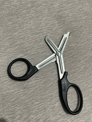 Atraumatic scissors new suitable for diving