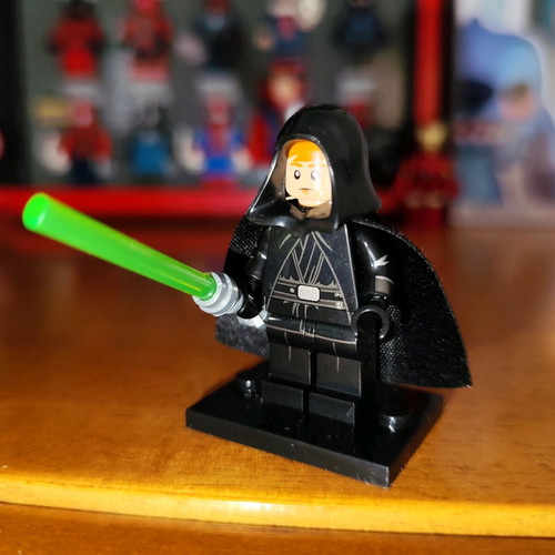 Luke Skywalker figure like new with stand and Lepin accessories