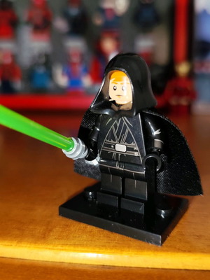Luke Skywalker figure like new with stand and Lepin accessories