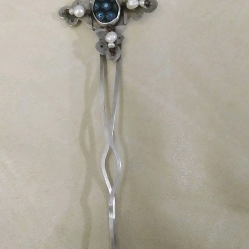 Silver hairpin used with rare stone and pearls