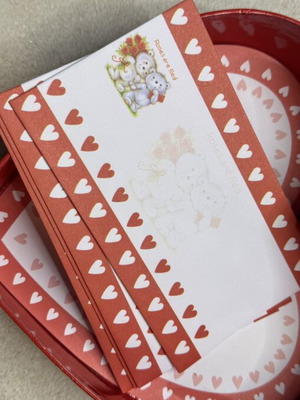 Heart gift box with 5 envelopes and 3 dedication cards