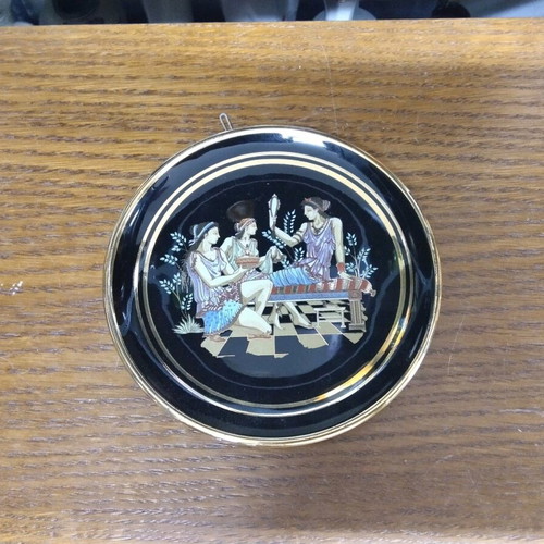 Decorative wall plate 2x14x14 like new