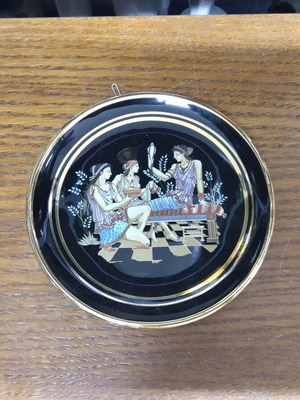 Decorative wall plate 2x14x14 like new