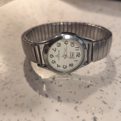 Q&Q women's watch with elastic bracelet used, silver color