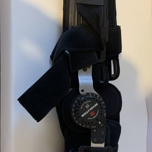 Adjustable knee brace used with degree settings