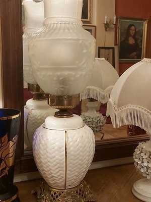 Λαμπατέρ vintage από λευκή πορσελάνη με μασίφ μπρούτζινη βάση μεταχειρισμένο