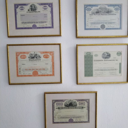 Collectible bond prints like new, set of 5 with gold frames