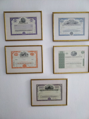 Collectible bond prints like new, set of 5 with gold frames