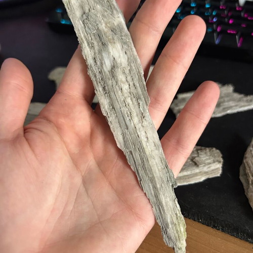 Gypsum crystals with bentonite inclusions from Patra new