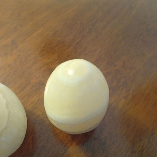 Onyx eggs like new, set of two, 7.5×5 cm