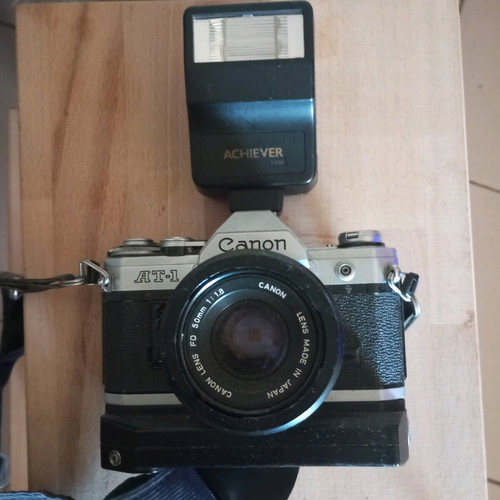 Canon AT-1 SLR μεταχειρισμένη με φακό Canon Lens FD 50mm 1:1.8, φλας Achiever και ιμάντα
