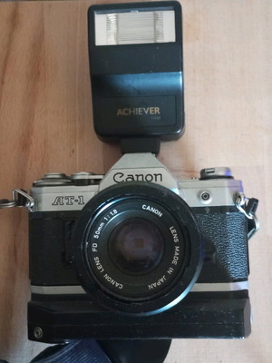 Canon AT-1 SLR μεταχειρισμένη με φακό Canon Lens FD 50mm 1:1.8, φλας Achiever και ιμάντα
