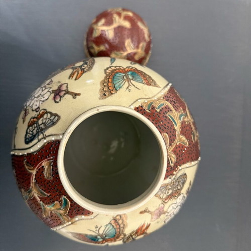 Satsuma vase with lid like new with handmade embossed painting