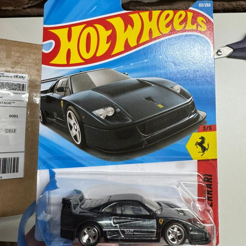 Hot Wheels Ferrari F40 Competizione Super Treasure Hunt like new with protector