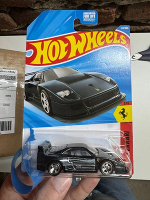 Hot Wheels Ferrari F40 Competizione Super Treasure Hunt like new with protector