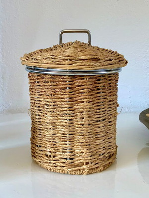 Round wicker box basket with lid made of straw and metal like new