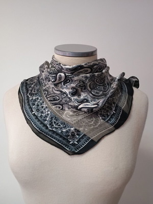 Копринен квадратен шал употребяван, черно-бял райе с слончета