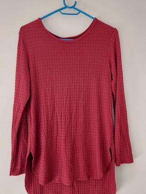 Deva Moda women's shirt like new, size M/L, red