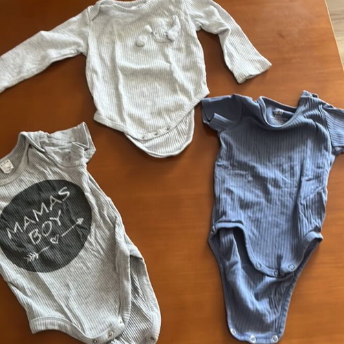Baby clothes set like new, 11 cotton pieces and 1 sleeveless jacket 12-18 months