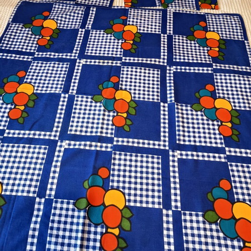 Vintage linen tablecloth 120x118 cm with 6 blue checkered fruit napkins like new