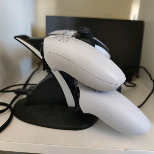 Ps5 1 Tera σαν καινούργιο με 2 χειριστήρια, φορτιστή, 6 παιχνίδια και καλώδια