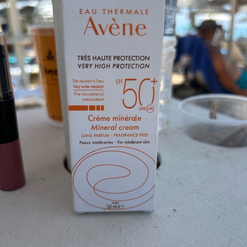 Avene tinted sunscreen new, light shade