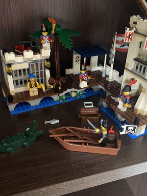 Lego 6242 Soldier’s Fort, complete set