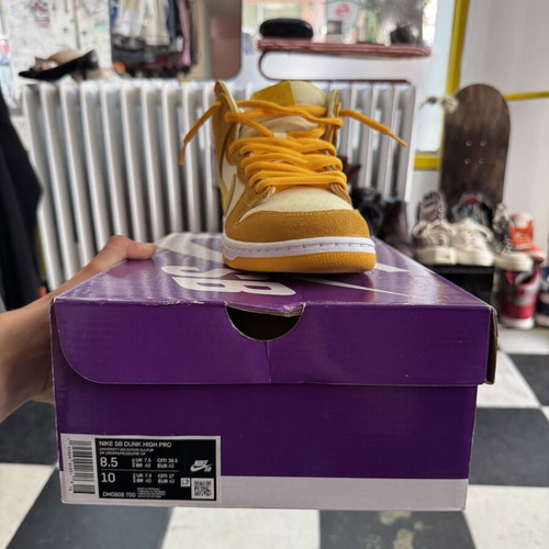 Nike Dunk SB High Pineapple sneakers, size 42, yellow