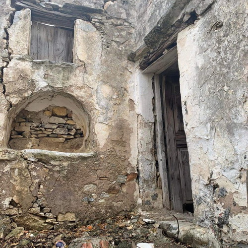 Stone house with independent studio for renovation in Damarionas Naxos