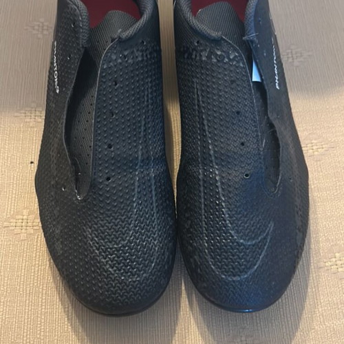 Nike football shoes like new, size 42, without laces, black