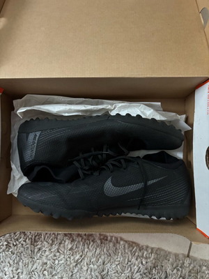 Nike SuperflyX 6 Academy TF like new, size 44, black sports shoes