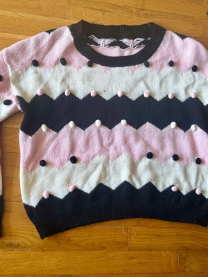 Knitted sweater used in very good condition, white and pink